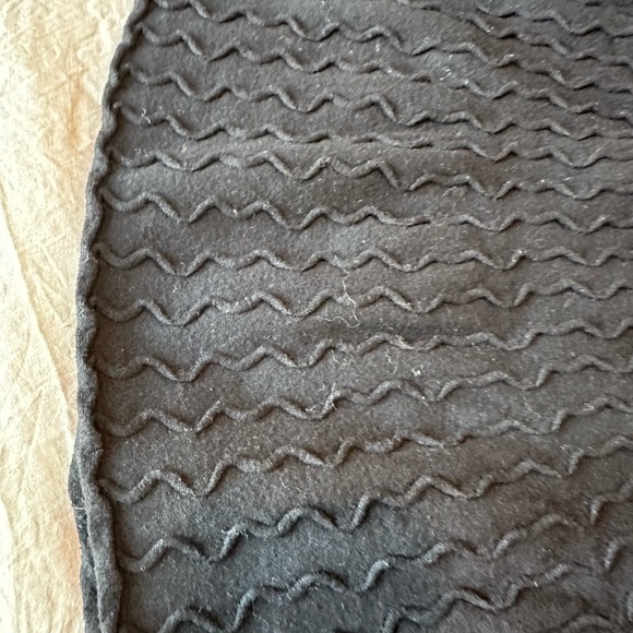 Willi Smith Large Skirt Black Textured
Knit Nylon, Wool, Polyester, Rayon Skirt - Picture 3 of 4